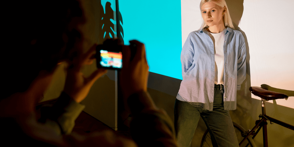 Couple-taking-photos-in-the-light-of-movie-projector